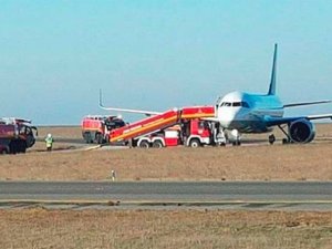 Lufthansa uçağı toprak zemine çıktı