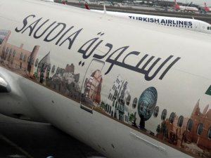 Saudia uçağı bu boyama ile AHL'ye indi