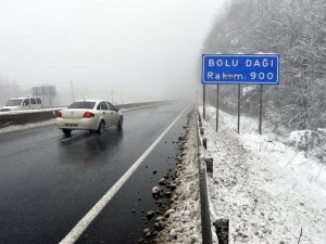 Bolu'da yoğun kar yağışı ulaşımı olumsuz etkiliyor