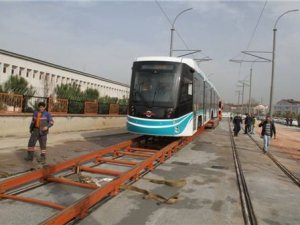 Akçaray'ın ilk tramvay aracı raylara indi