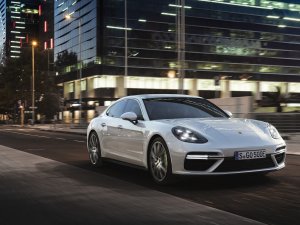 Porsche’den Cenevre’de dünya prömiyeri