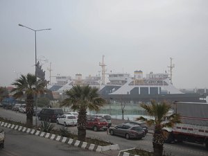 Çanakkale Boğazı'nda sis deniz ulaşımını etkiliyor