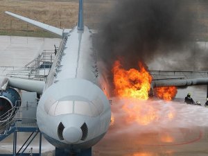 Uçak yangınlarına simülatörle hazırlanıyorlar