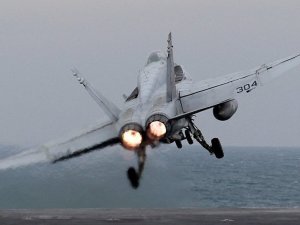 ABD'ye ait F-18 tipi savaş uçağı denize düştü