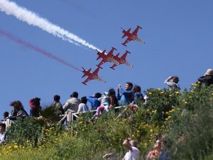 Türk Yıldızları Antalya semalarında gösteri yaptı