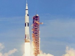 Aya ilk insan taşıyan Saturn V, oyuncak oldu!