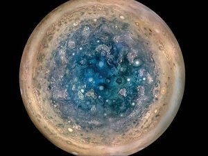Juno Jüpiter'in kutuplarındaki dev kasırgaları görüntüledi