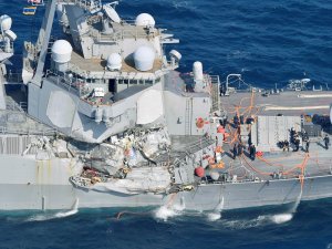 ABD Destroyeri, Filipin bandıralı ticaret gemisiyle çatıştı