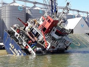 Batık M/V ALI AGA'nın enkazı yüzdürüldü