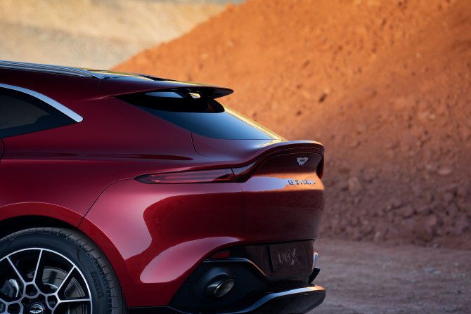 1574401892_aston_martin_dbx_09.jpg