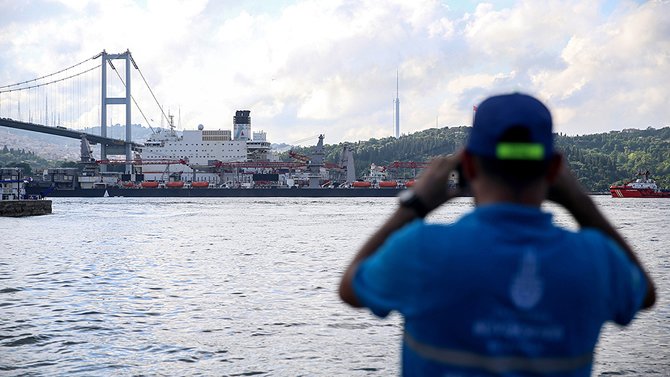 pioneering-spirit,-istanbul-bogazindan-geciyor_1.jpg