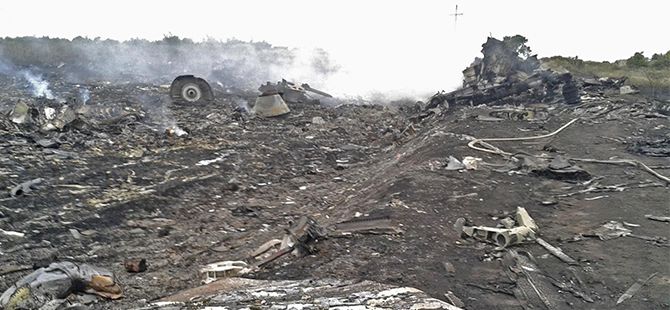 Ukrayna'da yolcu uçağı füzeyle düşürüldü: 295 ölü